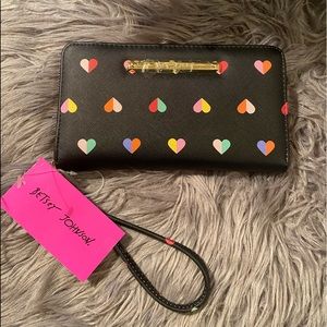 Betsy Johnson heart ❤️ ❤️❤️❤️ Wristlet